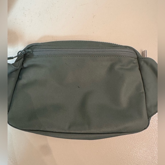 Lululemon Everywhere Belt Bag Large 2L-Grey Eucalyptus - Picture 2 of 4